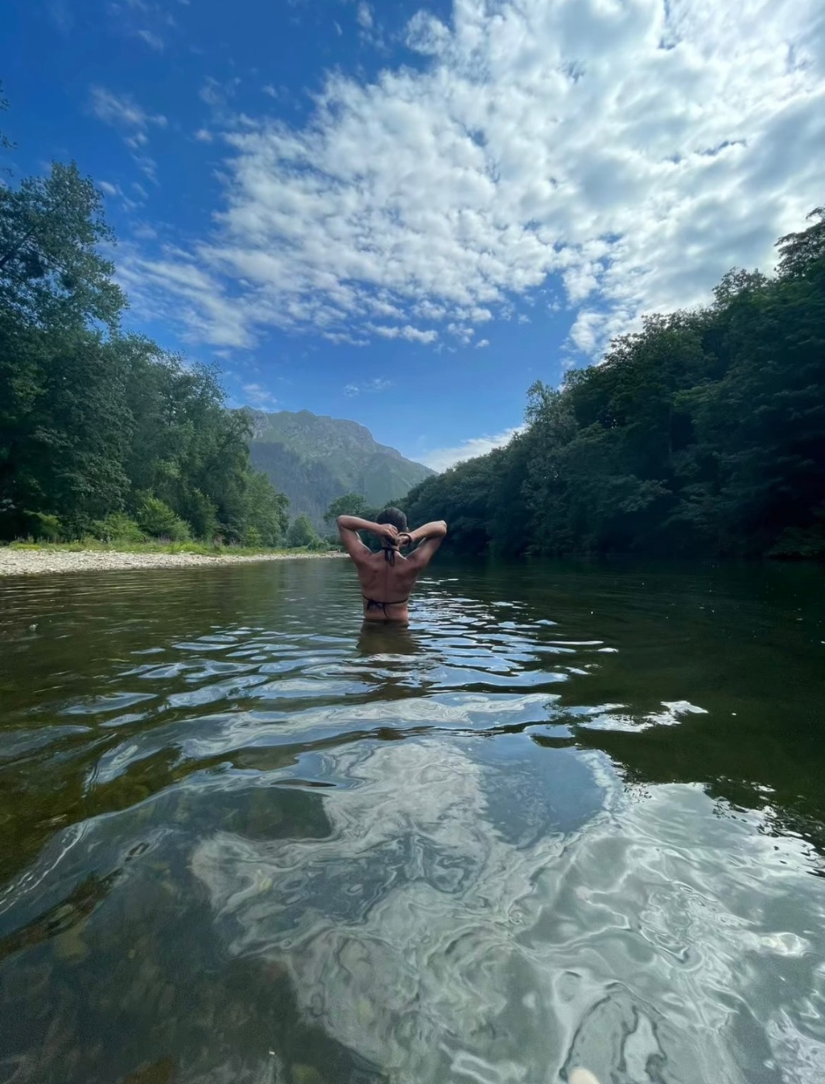 Marta disfrutando de un momento de bienestar en el río rodeado de naturaleza
